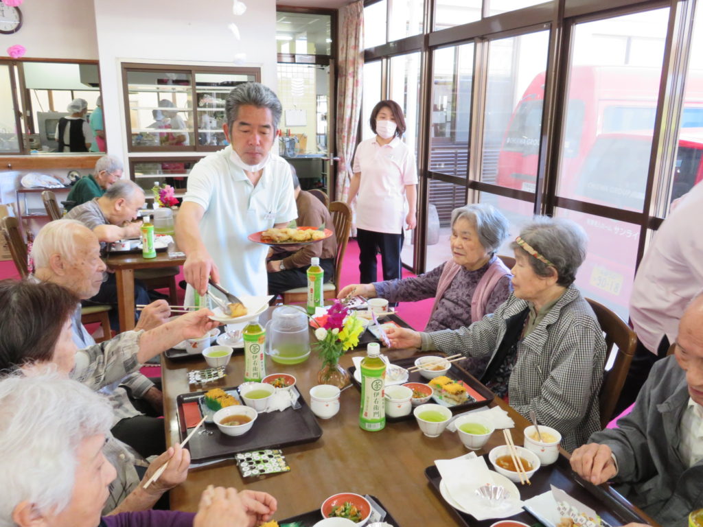 サンライフ】お楽しみ食事会(✿◡‿◡) | 社会福祉法人 長崎厚生福祉団 公式
